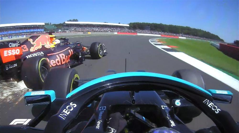 Lewis Hamilton toca la rueda de Max Verstappen.