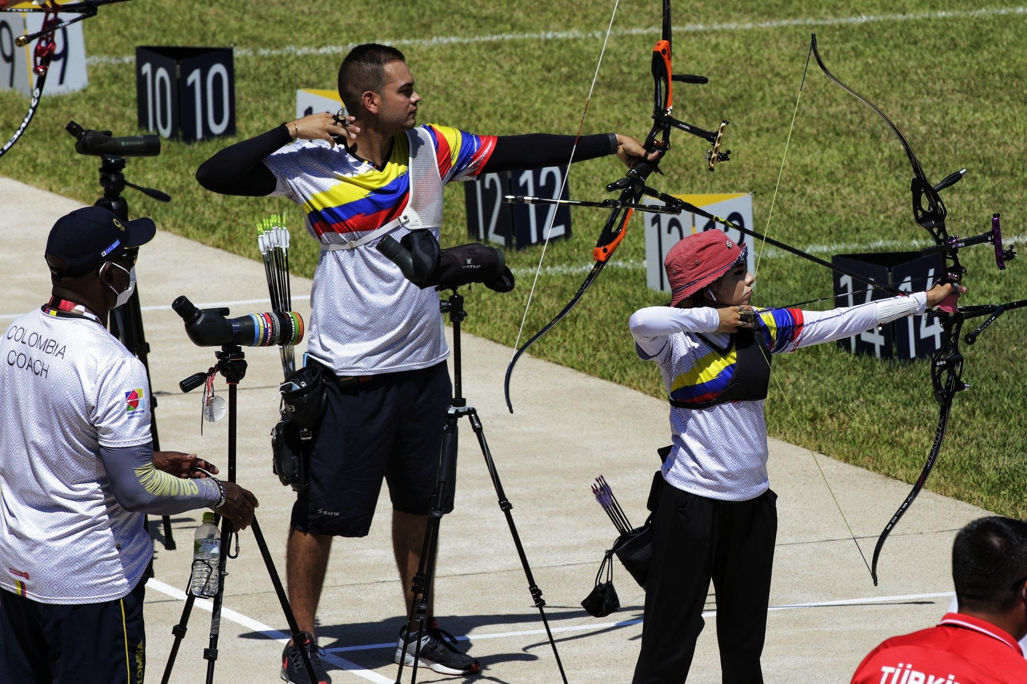 Daniel Pineda y Valentina Acosta, arqueros colombianos. 