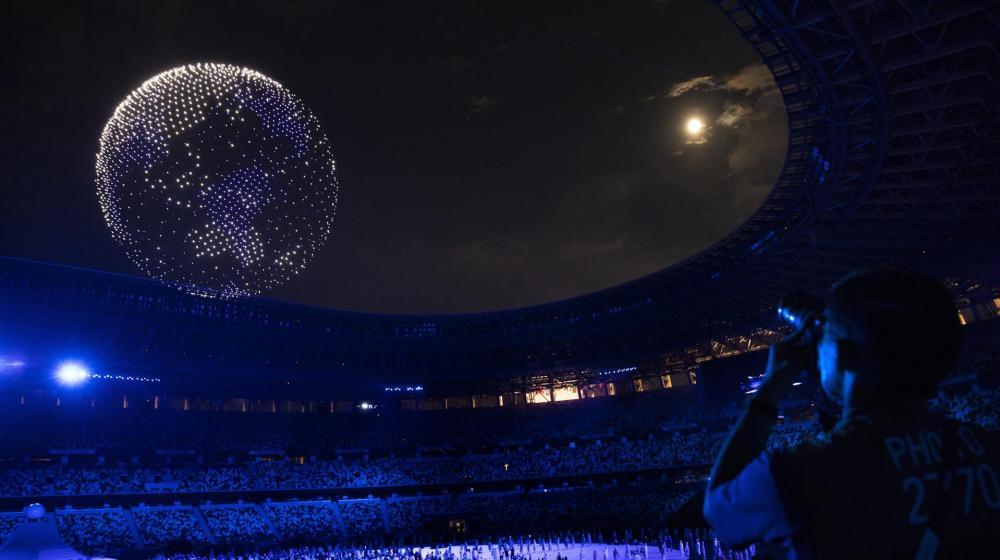 Los drones recrean el mapamundi en el cielo de Tokio. 