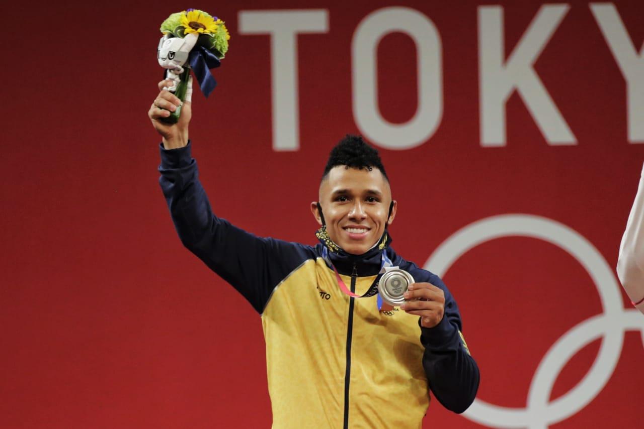 Luis Javier Mosquera con la medalla de olímpica de plata. 