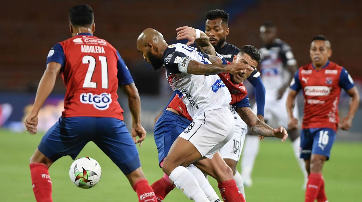 Freddy Hinestroza suerando la marca de Juan Arboleda.