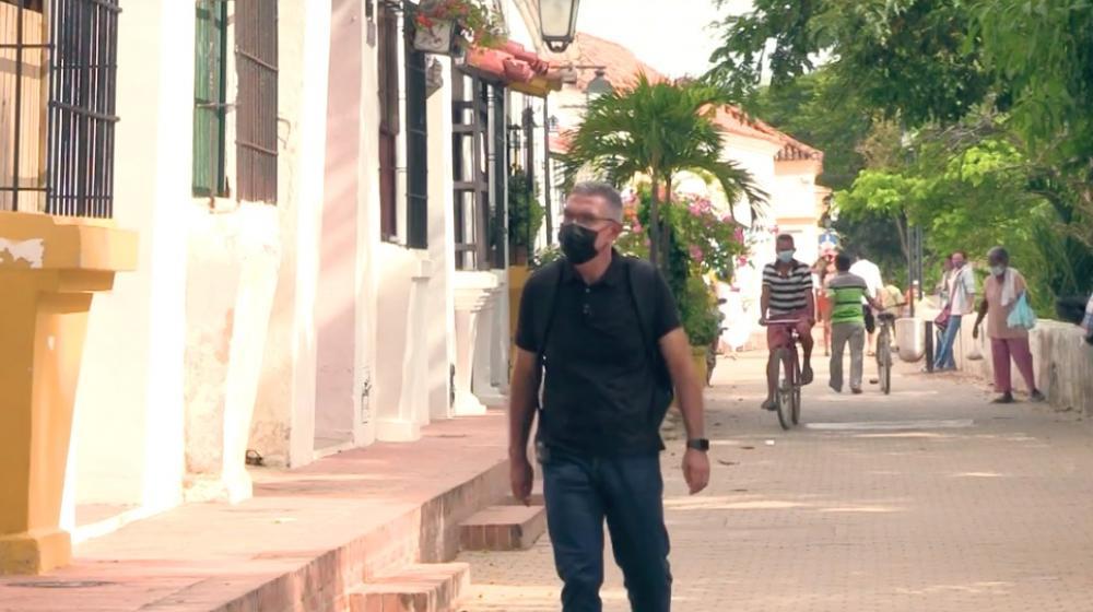 El periodista Jorge Cura durante el recorrido por Mompox.
