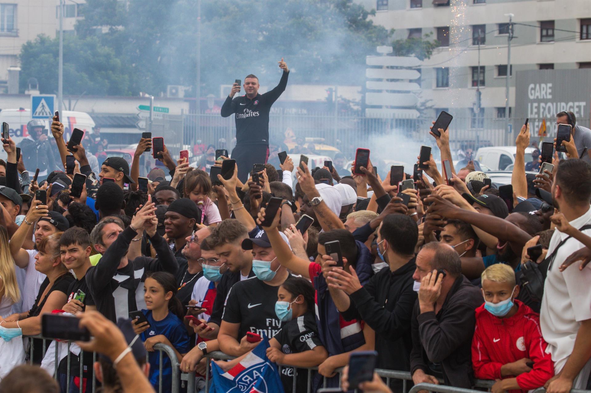 Miles de hinchas esperaron todo el día a Lionel Messi en el aeropuerto. 
