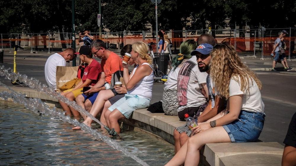 La ola de calor se incrementará a lo largo de la semana. En la foto, gente en Milán refresca sus pies.