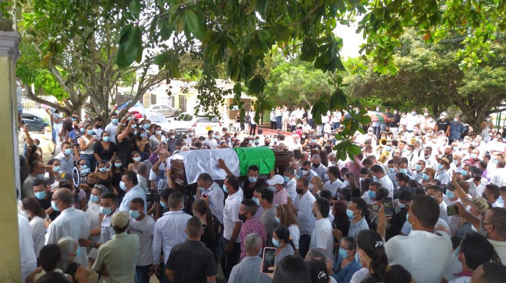 Ingreso del féretro al cementerio de Juan de Acosta.