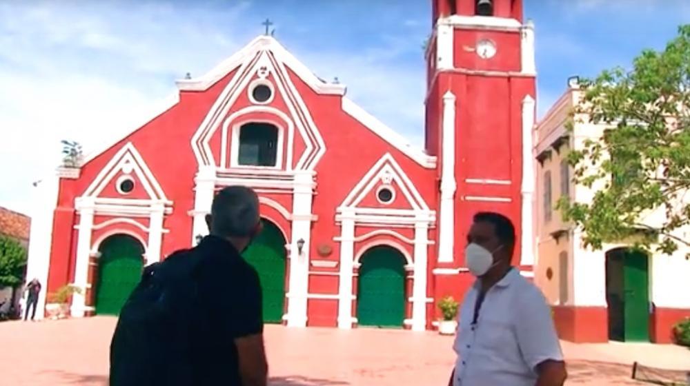 El periodista Jorge Cura durante el recorrido por Mompox.