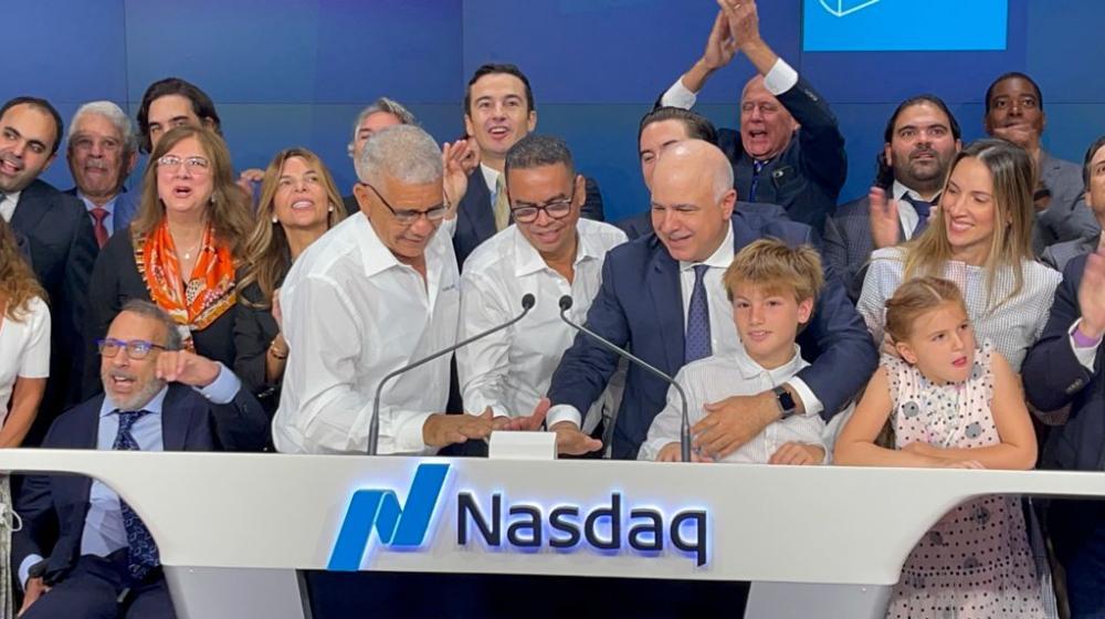 Momento en que Tecnoglass tocó la campana de Nasdaq.