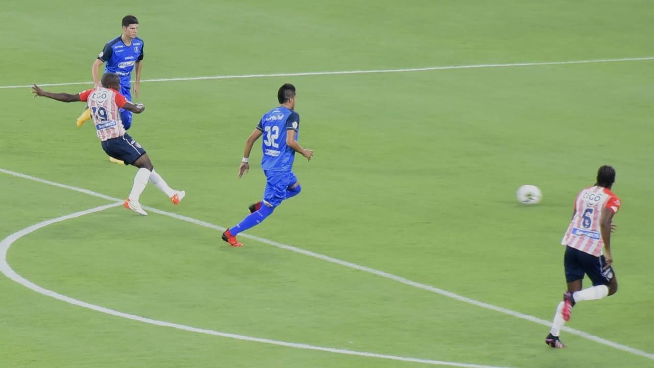 Remate de Carmelo Valencia para el primer gol rojiblanco, apenas a los 12 segundos de juego.