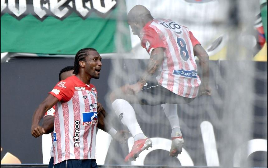 Freddy Hinestroza celebrando con Didier Moreno el gol del empate.
