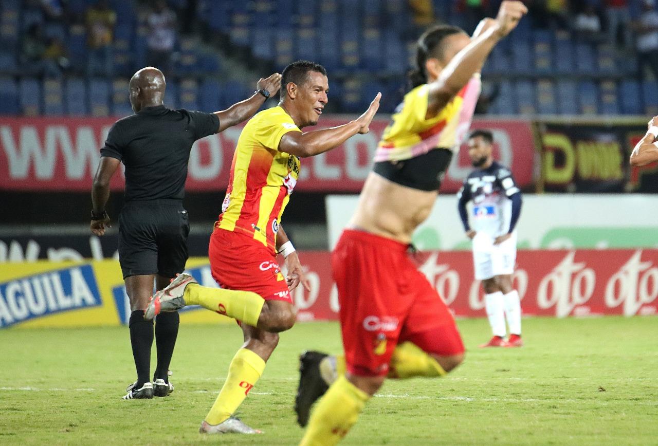 Jugadores del Deportivo Pereira celebrando el gol de Diego Peralta.