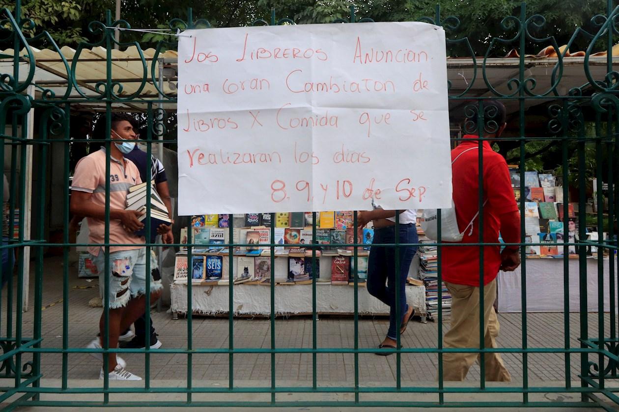 Los vendedores de libros del famoso parque Centenario de Cartagena, ahogados por la situación económica, han decidido emprender una iniciativa desesperada: cambiar sus ejemplares de segunda mano por comida y víveres que les ayuden a mantener a sus familias.