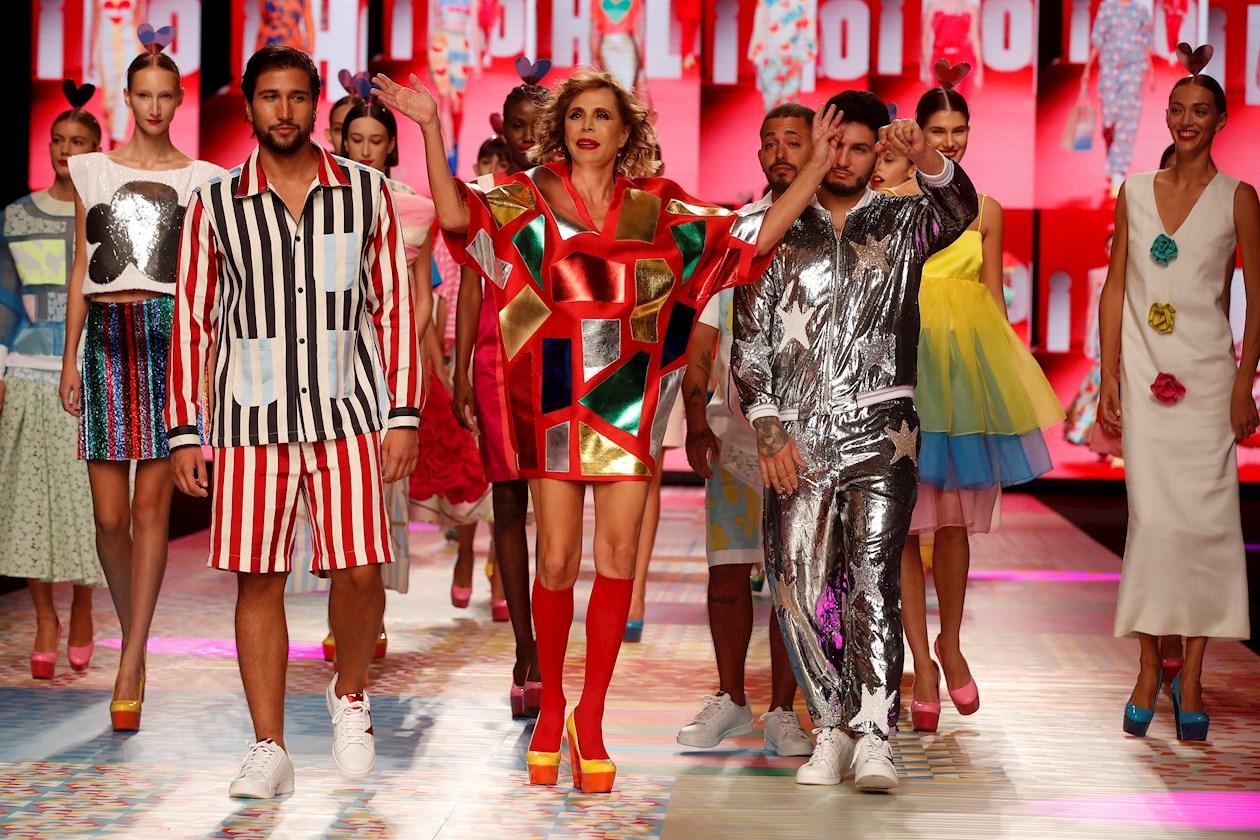 La diseñadora Agatha Ruiz de la Prada saluda al término de la presentación de su colección durante la jornada inaugural de la Mercedes-benz Fashion Week Madrid, este jueves. 