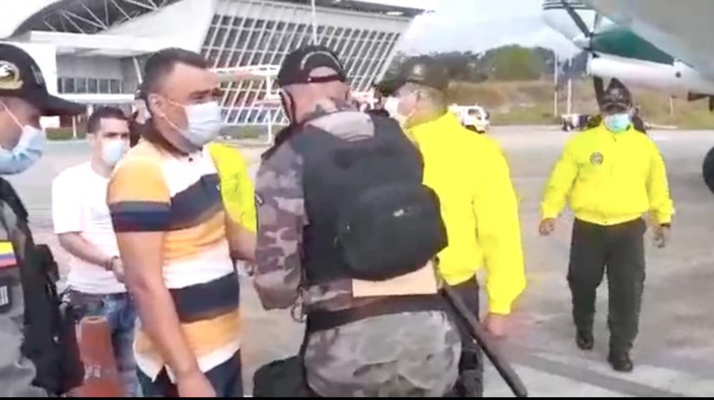Los dos delincuentes en el aeropuerto de Ibagué.