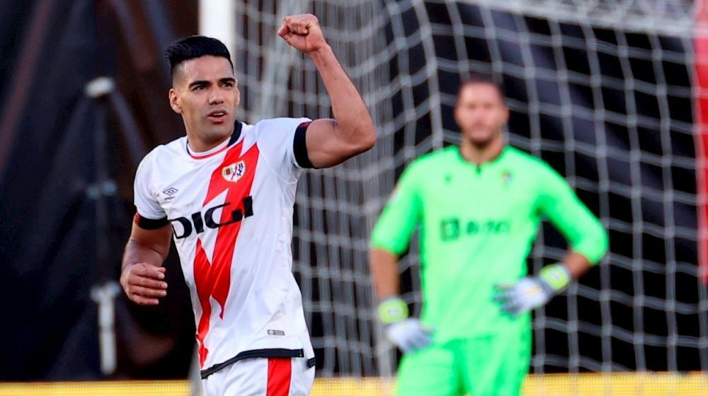 El delantero del Rayo Vallecano Radamel Falcao celebra el segundo gol