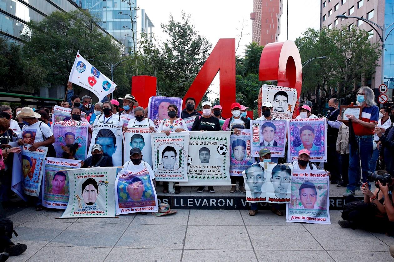 Frente a un monumento con el símbolo +43 instalado años atrás, familiares y estudiantes corearon los nombres de los desaparecidos.