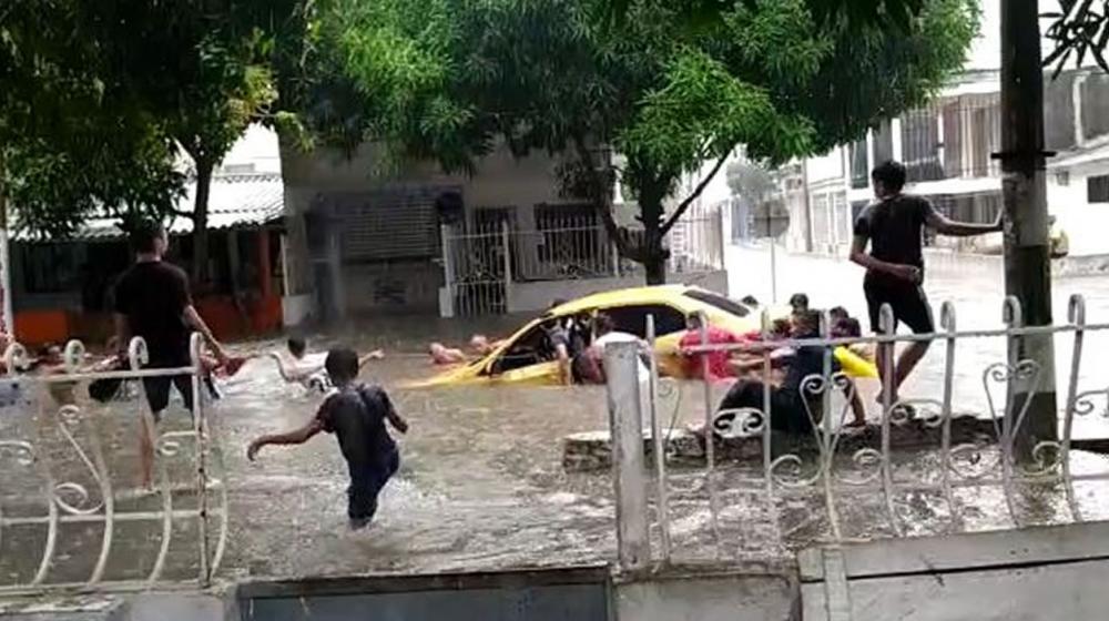 Rescate de ocupantes de taxi.