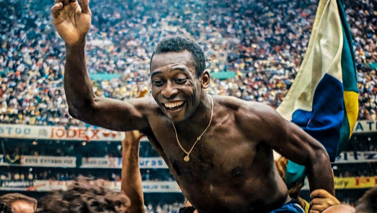 Pelé celebrando siempre efusivo en una celebración.