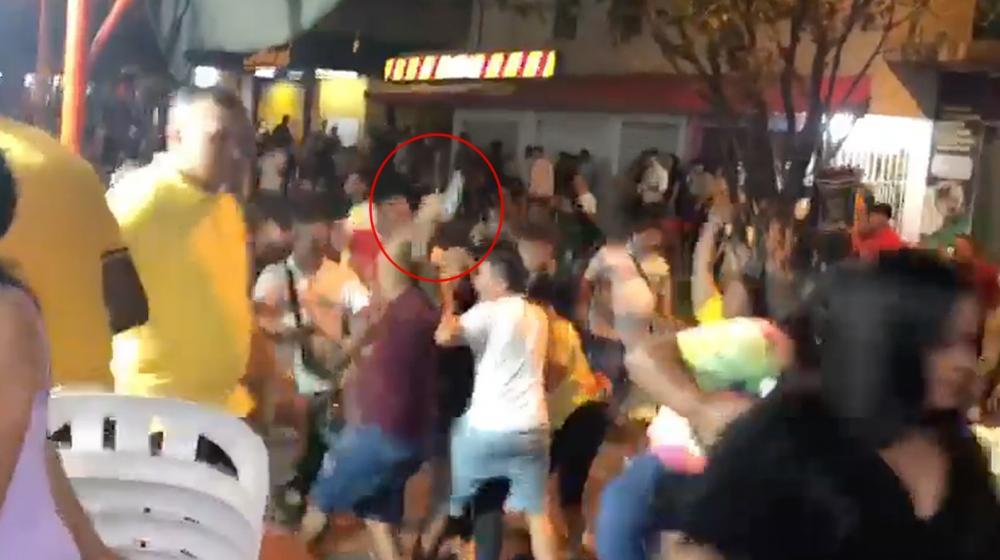 Momento en que un hombre realiza disparos.
