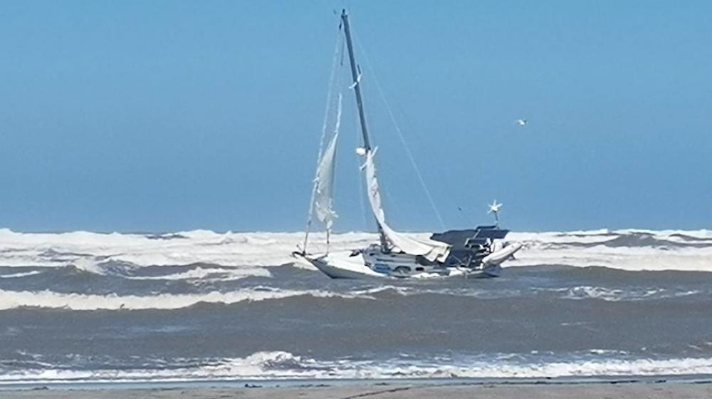 El velero durante la emergencia.
