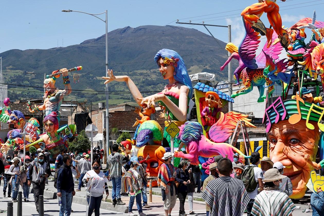  Vista hoy de las carrozas del Desfile Magno, que permanecen exhibidas con el volcán Galeras de fondo en las calles de Pasto (Colombia).