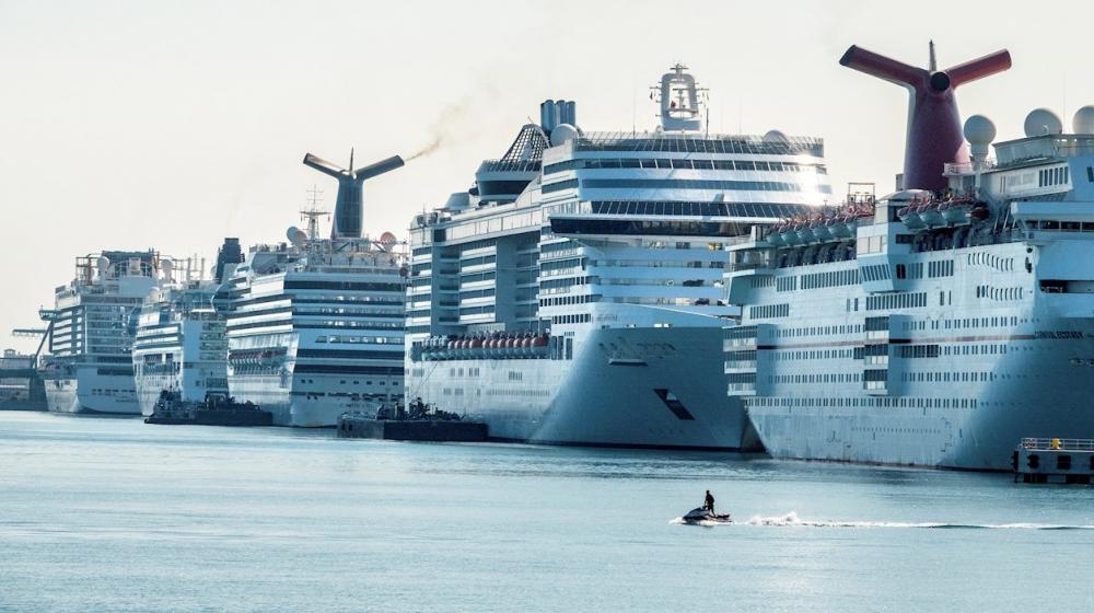 Una persona viaja en un jetsky frente a los cruceros atracados en el puerto de Miami en Miami, Florida, Estados Unidos, este 6 de enero de 2022. 