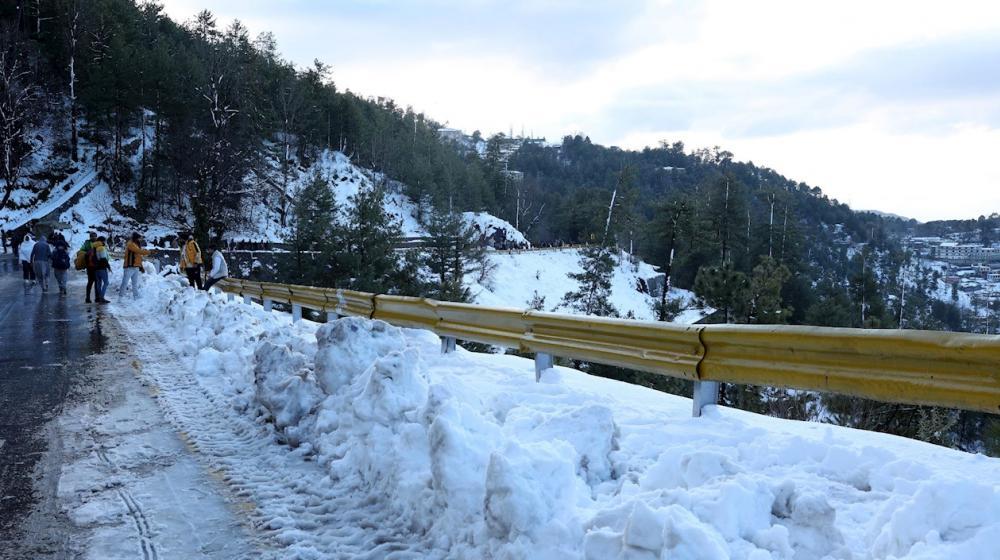 La operación de rescate continúa en Pakistán tras la tragedia en la carretera por la fuerte nevada.