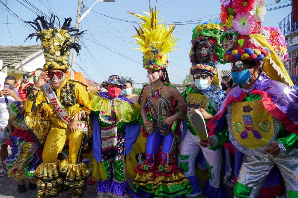 La Reina del Carnaval Valeria Charris Salcedo y el Rey Momo Kevin Torres Valdés fueron los encargados de ondear las banderas de forma biosegura en los barrios.