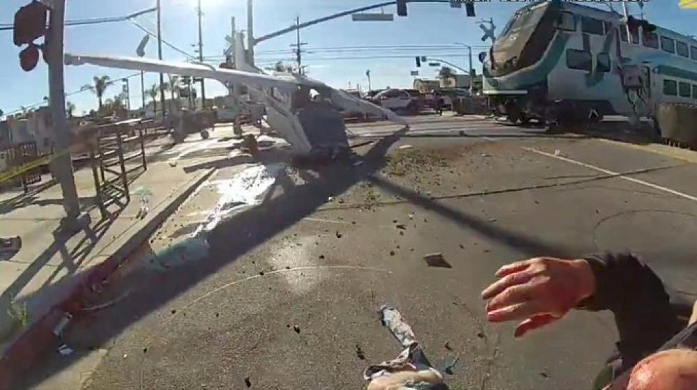 Policías salvaron al hombre que con su avioneta cayó en las vías del tren en California.