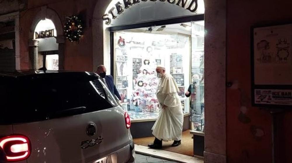 El Papa Francisco a su salida de una tienda de discos en Roma.