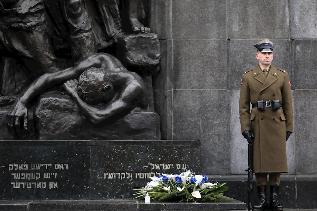  Un soldado del ejército polaco durante la ceremonia celebrada ante el monumento a los Héroes del Gueto para conmemorar el Día Internacional en Memoria de las víctimas del Holocausto, este jueves en Varsovia. El Día Internacional en Memoria de las víctimas del Holocausto se celebra el 27 de Enero para conmemorar el aniversario de la liberación del antiguo campo de concentración Auschwitz-Birkenau. 