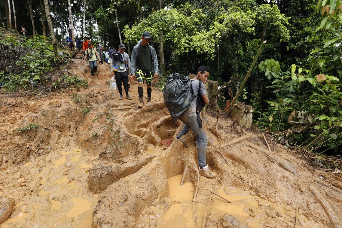 Migrantes cruzando el Darién.