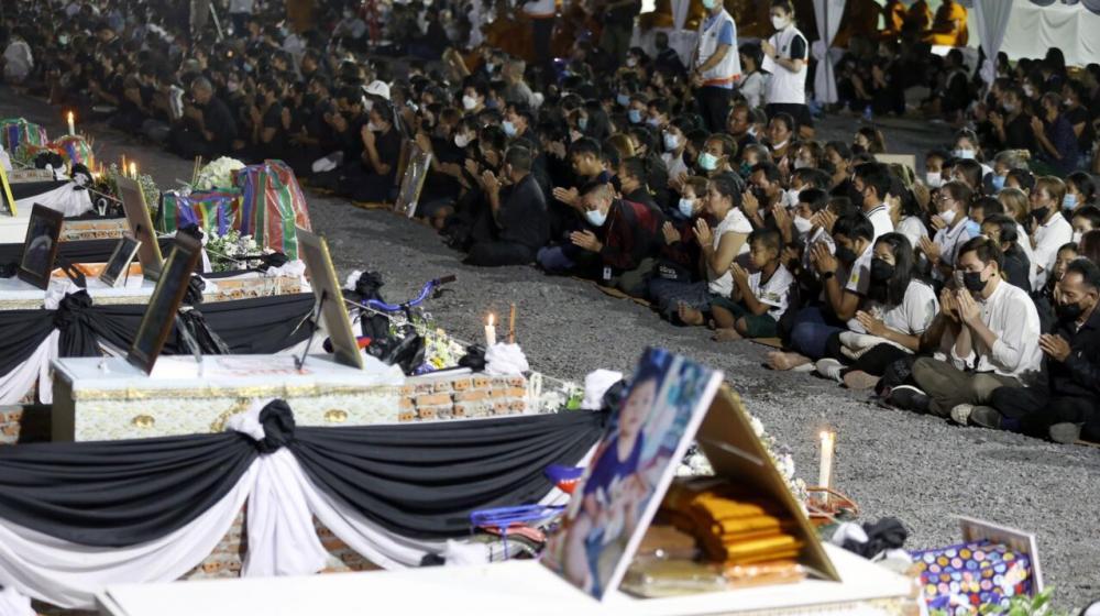 Los familiares dan el último adiós a las víctimas de la matanza en Tailandia.