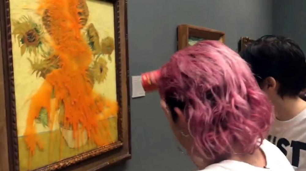 Momento en el que le lanzan sopa a la obra.