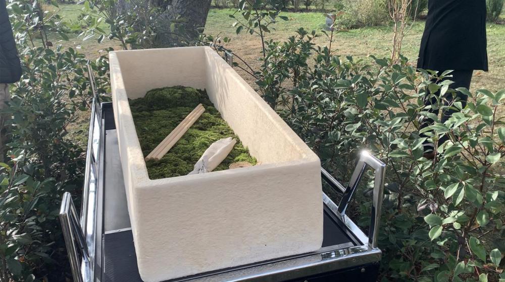 Este es el modelo de ataúd ecológico hecho con hongos.
