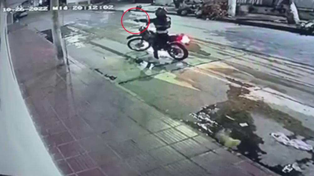 Extorsionistas lanzan panfleto envuelto en una piedra