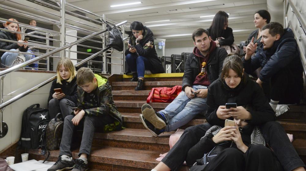 Ucranianos se refugian en las estaciones de trenes.