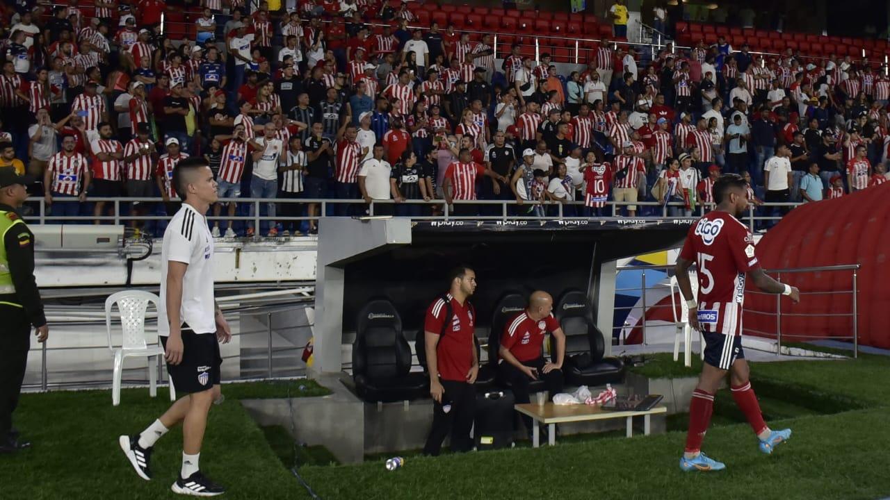 El retiro a los camerinos con la cara de derrota.