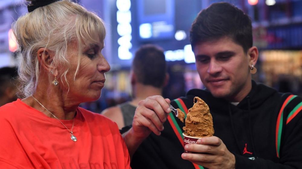 Compradores prueban el nuevo sabor de helado 'Dulce escaloneta'.