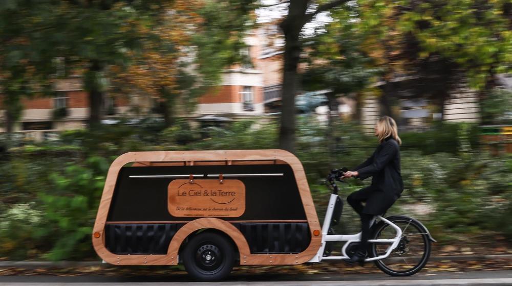 Isabelle Plumereau pedalea su bicicleta funeraria en París.