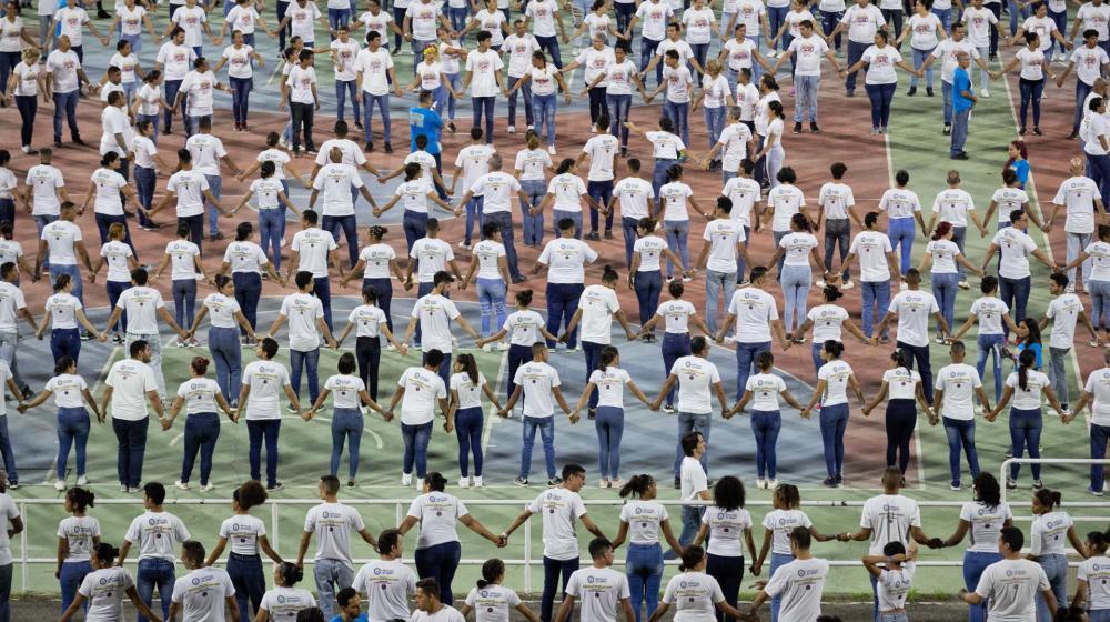 Los dos mil bailarines de salsa llenaron el Instituto Nacional del Deporte de Caracas.
