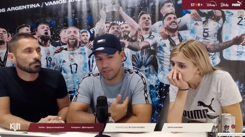 El 'Kun' Agúero junto a los periodistas Martín Souto y Morena Beltrán. 