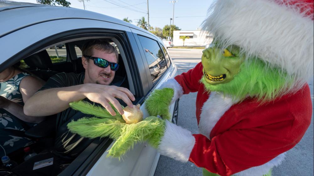 Lou Caputo, disfrazado de Grinch.