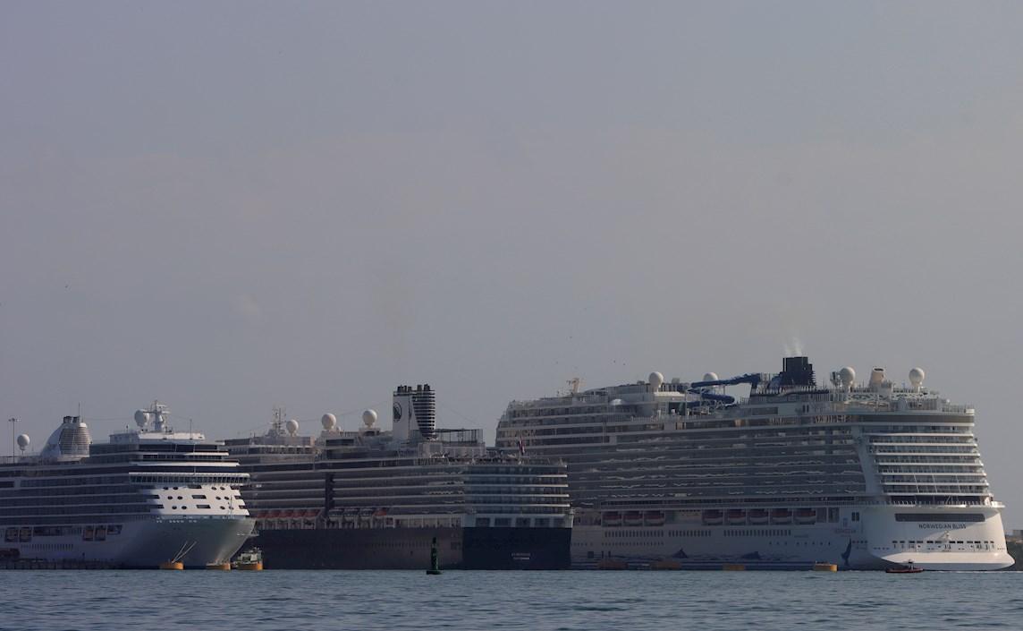 La ciudad arrancó este nuevo inicio con la llegada de tres barcos, el Norwegian Bliss, de Norwegian Cruise Line; el Eurodam, de Holland America y el Seven Seas Explorer, de Regent Seven Seas Cruises. 