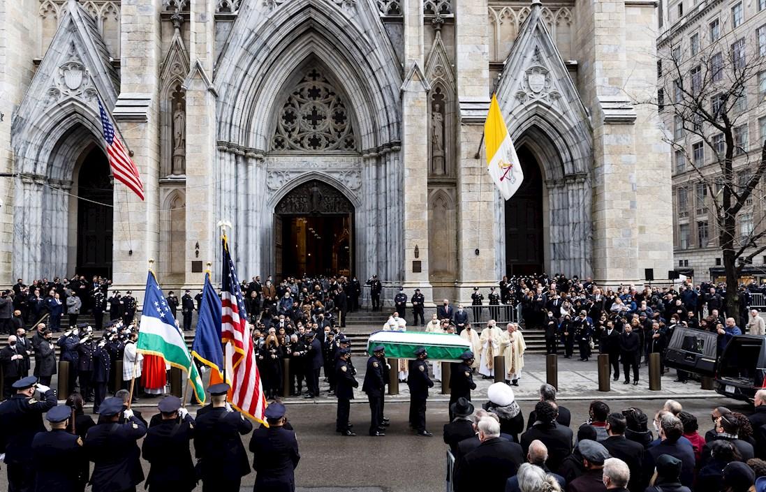 Los portadores del féretro llevan el ataúd del asesinado oficial de policía de la ciudad de Nueva York, Wilbert Mora, después de su funeral en la Catedral de San Patricio en Nueva York.