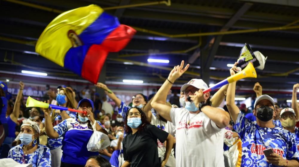 Barranquilleros celebrando en el estadio Édgar Rentería.