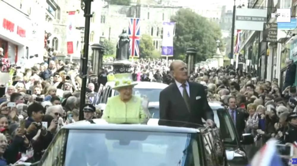 La reina Isabel II recibiendo la ovación de su gente.