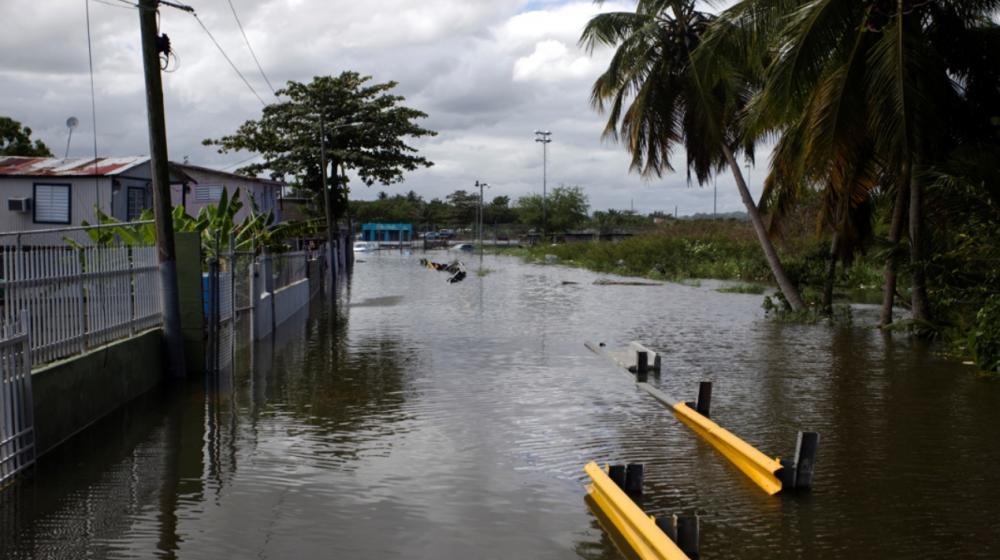 Vista general de una calle inundada debido a las fuertes lluvias del fin de semana, hoy, en Cataño (Puerto Rico). 