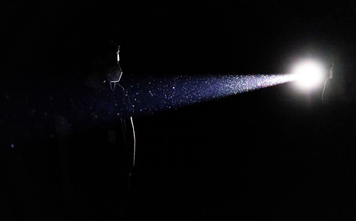 La obra interactiva, "Free the Air: How to Hear the Universe in a Spider/Web", se estrena en Nueva York, y lleva al visitante a caminar sobre la red metálica, para lo cual tiene que echar mano de una buena dosis de equilibrio, y a tumbarse y rodar sin complejos por la telaraña artificial.