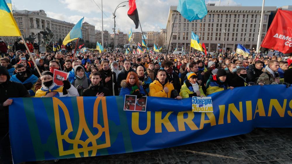 Los ucranianos asisten a la Marcha de la Unidad por Ucrania en el centro de Kiev, en medio de las tensiones en la frontera entre Ucrania y Rusia,