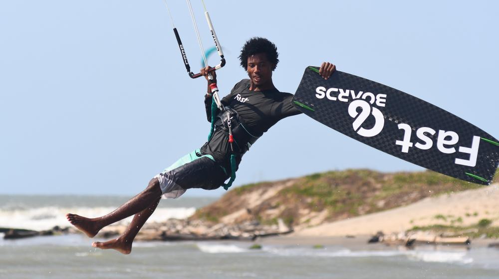 Los practicantes del kitesurf ya se tomaron las playas del Atlántico.  